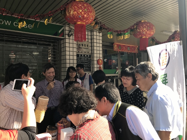 106.1.19屏東郵局與家扶合作 愛心義賣助圓夢