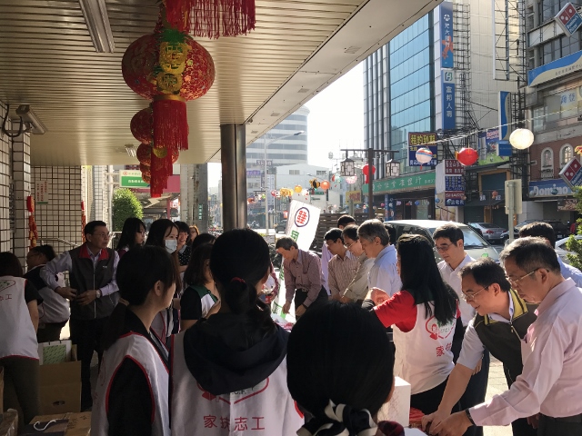 106.1.19屏東郵局與家扶合作 愛心義賣助圓夢