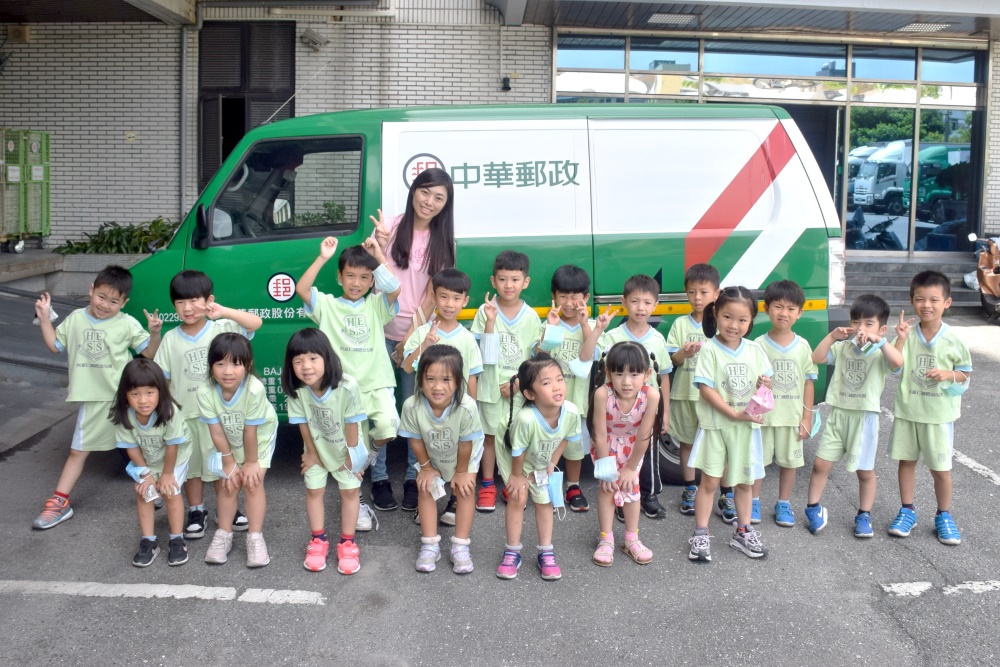 與郵車合影留念