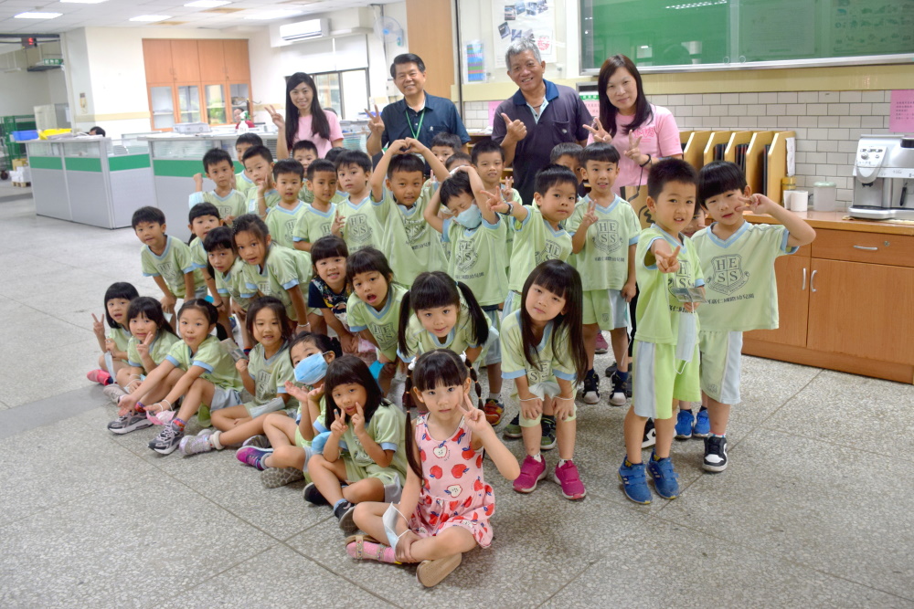 在郵務科合影留念