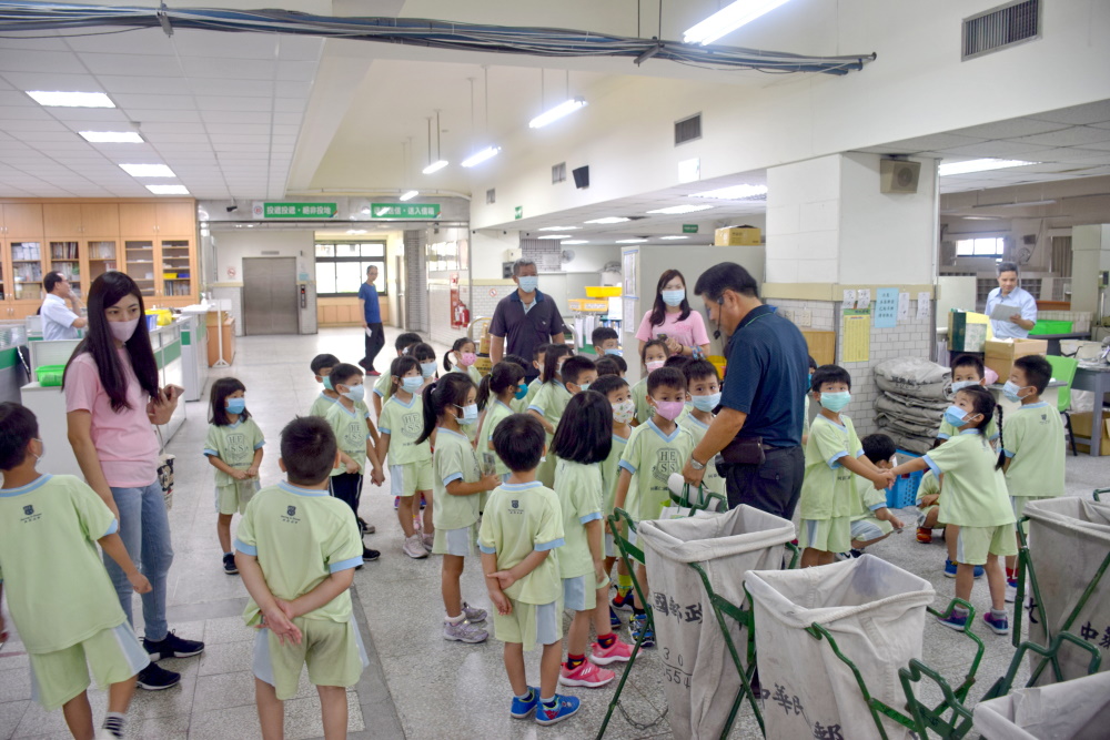 參觀花蓮郵局郵務科