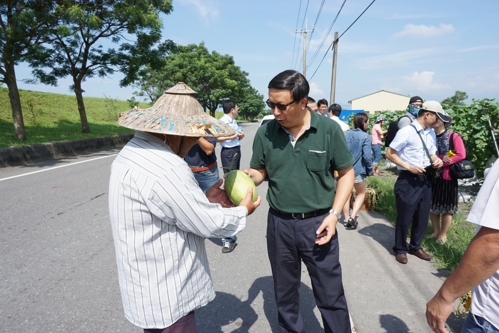 董事長關懷壯圍新南村哈密瓜公益活動