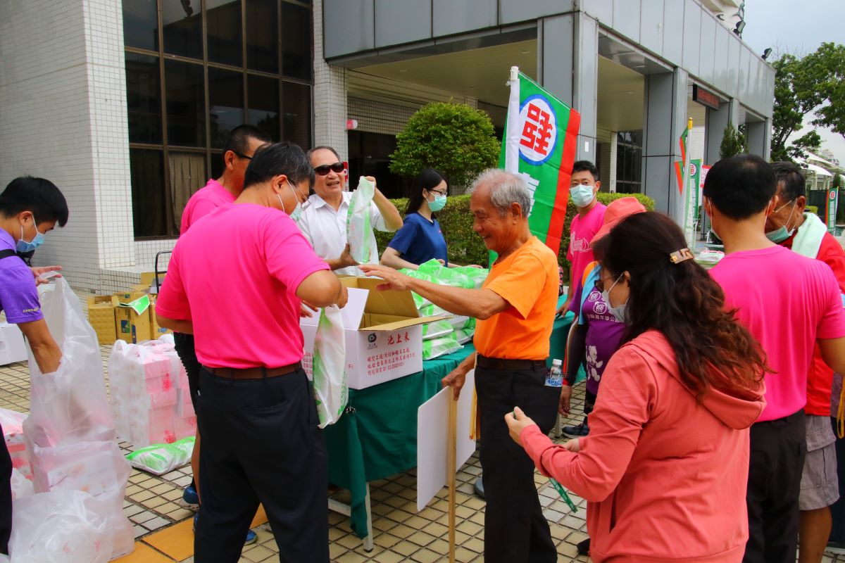 「中華郵政樂齡運動 - 銀髮踏青樂悠郵 」嘉義場次，邀請銀髮郵政壽險保戶及社區獨居長者一同健康齊步走