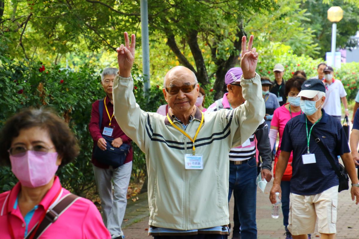 「中華郵政樂齡運動 - 銀髮踏青樂悠郵 」嘉義場次，邀請銀髮郵政壽險保戶及社區獨居長者一同健康齊步走