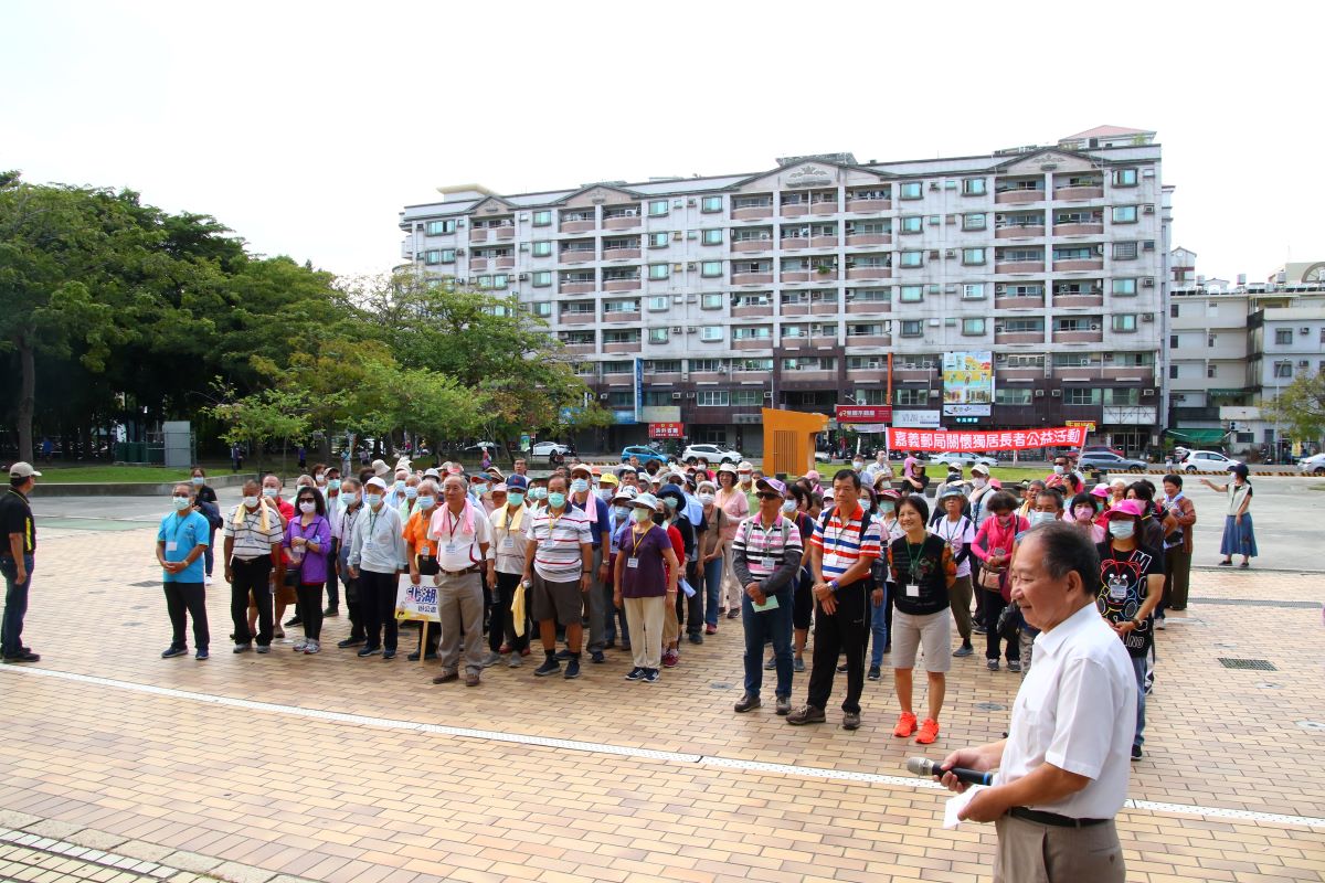 「中華郵政樂齡運動 - 銀髮踏青樂悠郵 」嘉義場次，邀請銀髮郵政壽險保戶及社區獨居長者一同健康齊步走