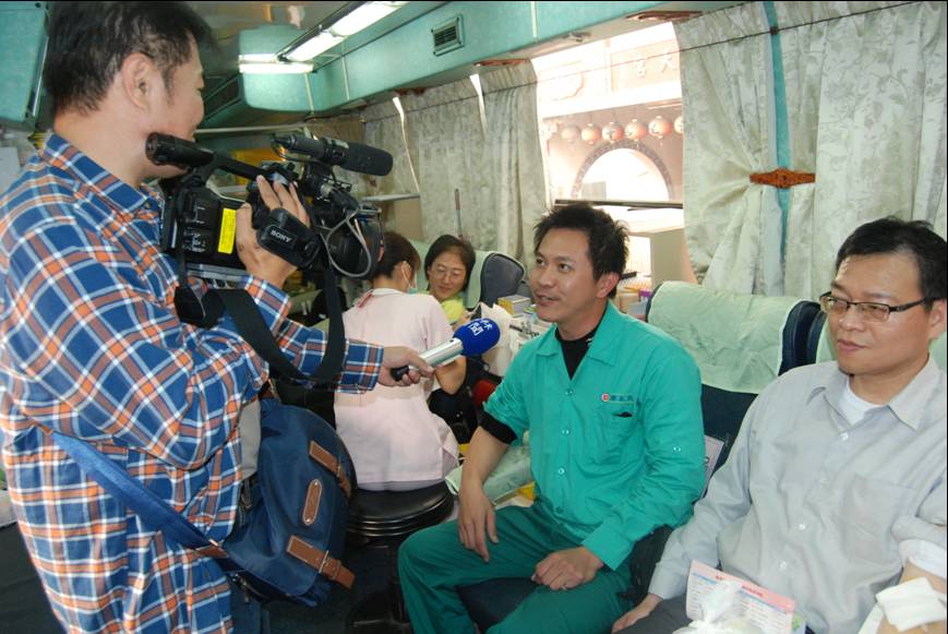 郵務同仁積極響應捐血活動並接受記者採訪