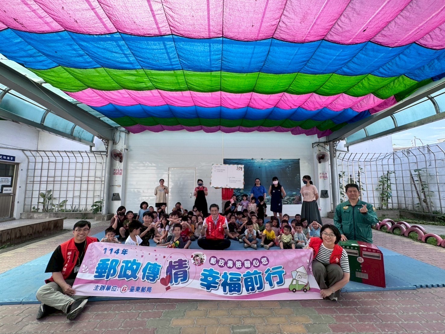 郵愛傳情暖心到家　臺東郵局攜手小藍鯨幼兒園辦理母親節手寫明信片​