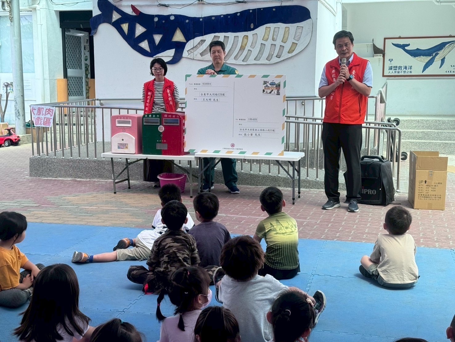 郵愛傳情暖心到家　臺東郵局攜手小藍鯨幼兒園辦理母親節手寫明信片​