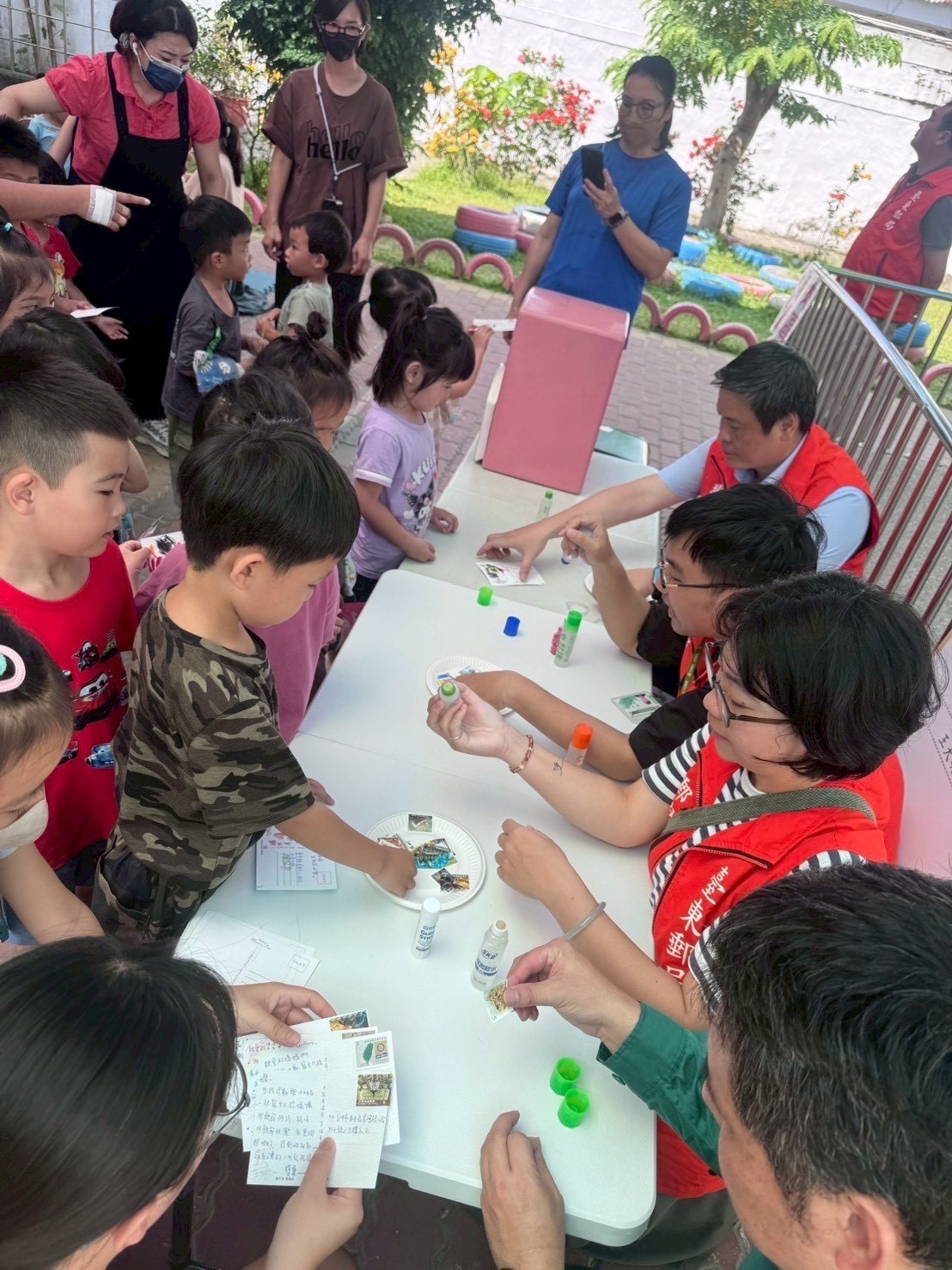 郵愛傳情暖心到家　臺東郵局攜手小藍鯨幼兒園辦理母親節手寫明信片​