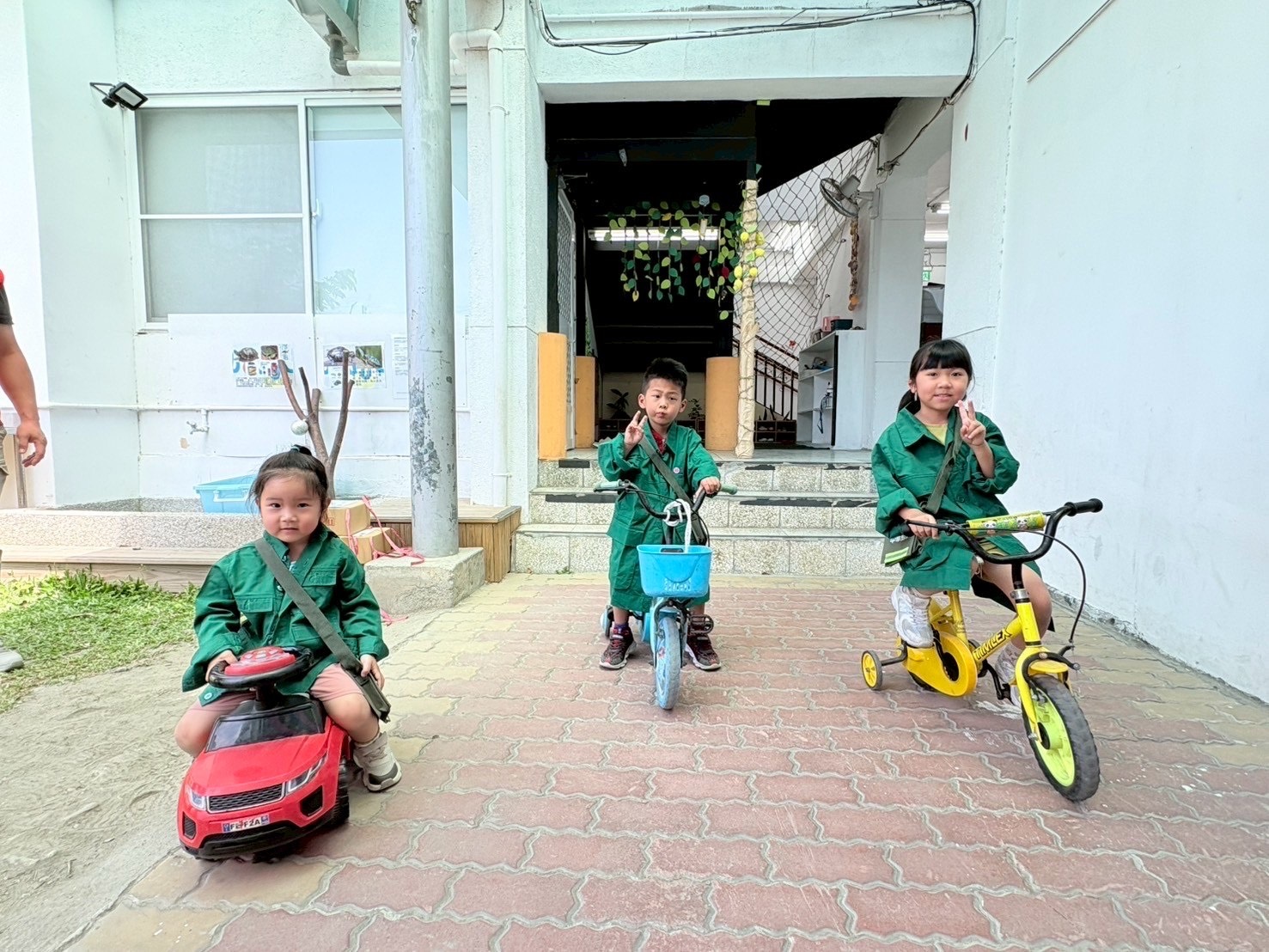 郵愛傳情暖心到家　臺東郵局攜手小藍鯨幼兒園辦理母親節手寫明信片​