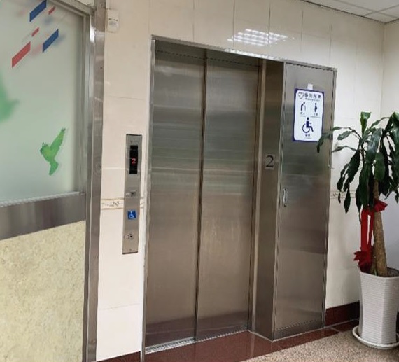 電梯(圖為板橋文化路郵局)