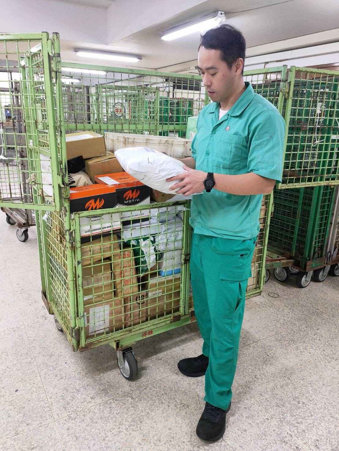 對於股務積極參與協助，舉凡分信格維修時，週邊工作站的歸位、平日教導同仁如何上E大學，自願犧牲假期為同仁服務。