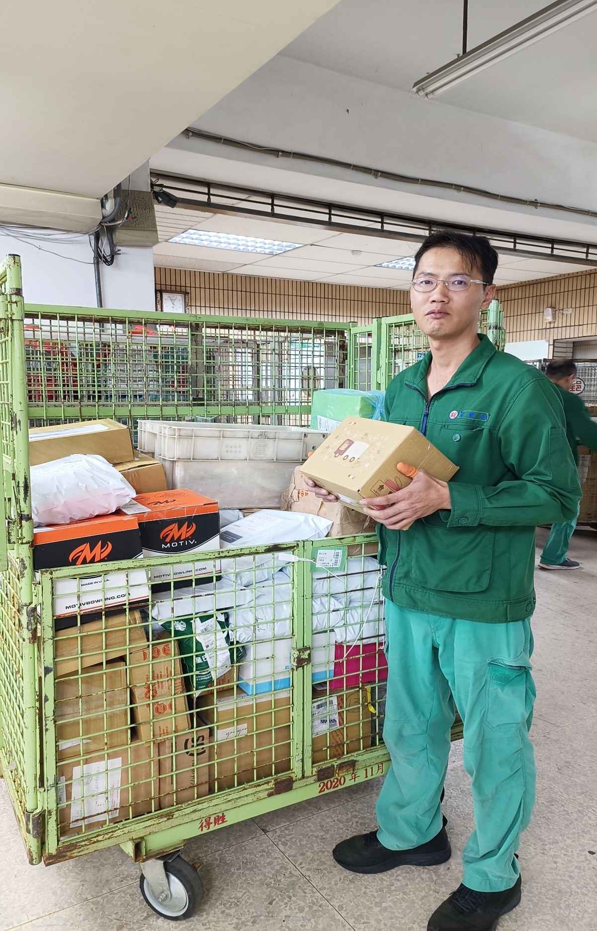 代理稽查積極熱心為同仁服務，處理郵件事務細心負責，獲得民眾來電讚許。