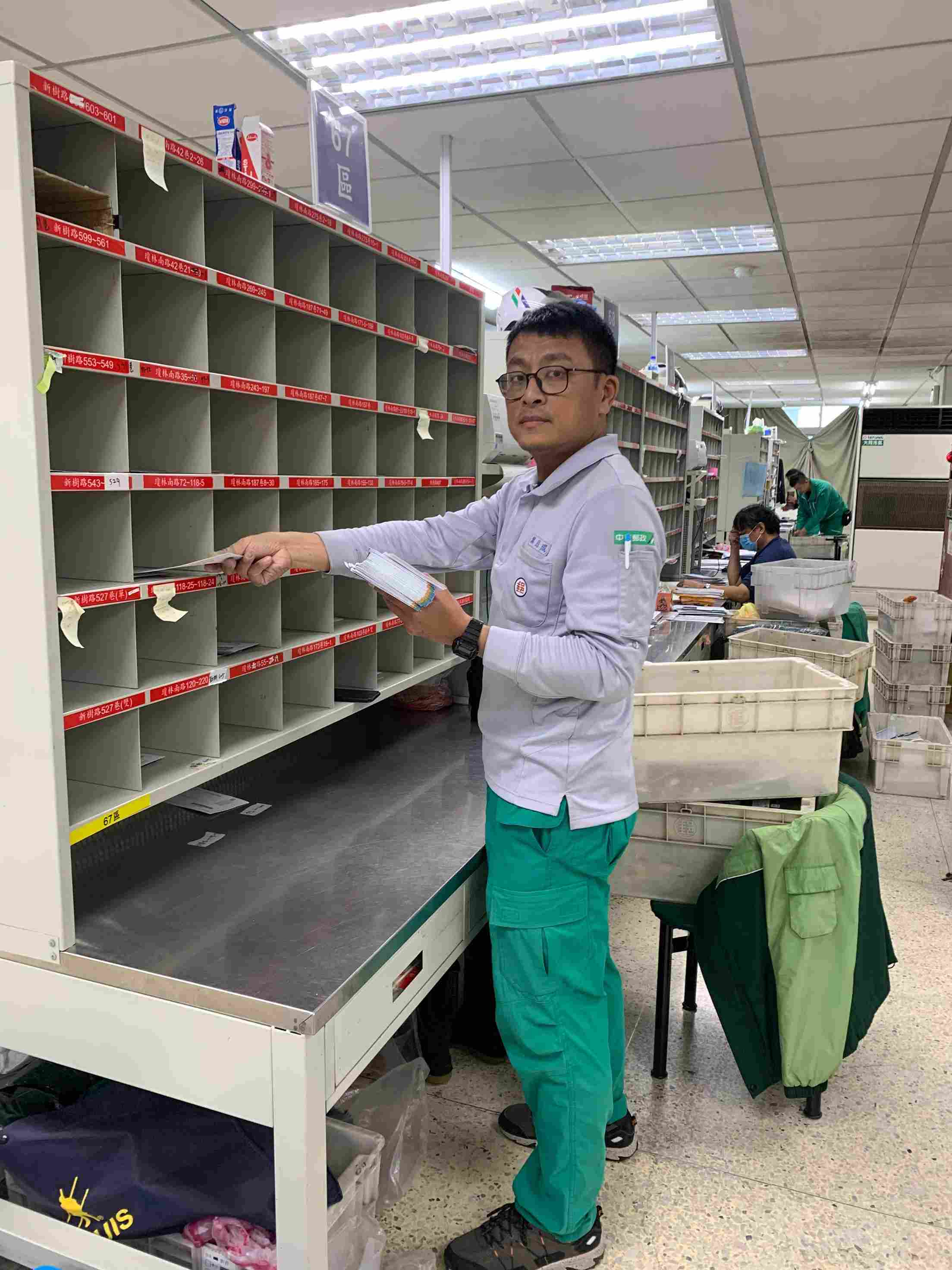 經常主動協助老年居民或特殊需求人群，確保他們順利收到郵件，體現了對社區的關懷和責任心。