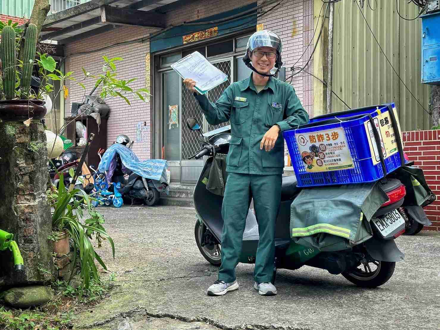 做事富有熱忱、配合度高，賦予重任，都能圓滿完成，如獨居長者居家生活探視、環境改善及防詐騙宣導等工作，對於郵局公益形象有所加分。