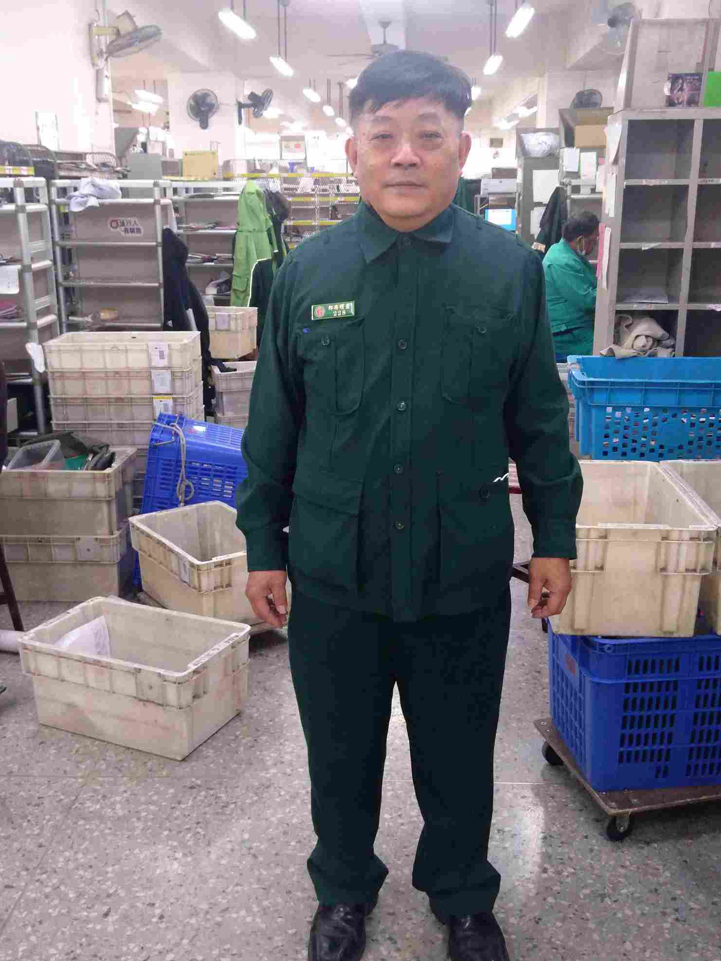 平日熱心助人，經常主動幫助同仁，尤其對新進人員更是愛護有加，無論是在工作上或生活上都不遺餘力，讓同仁能盡速進入狀況並融入郵政大家庭。