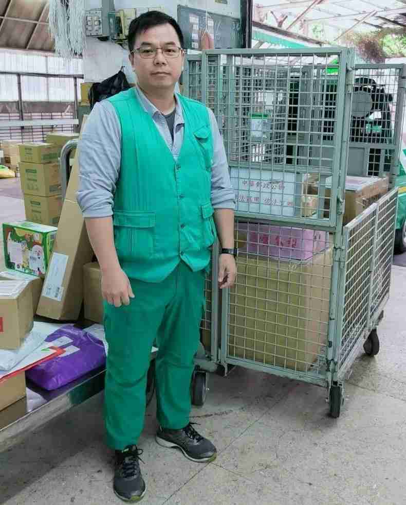 積極配合推廣郵政業務，例如郵票冊的銷售推廣，對於二投包裹亦向公眾介紹轉投i郵箱，增加其使用率。