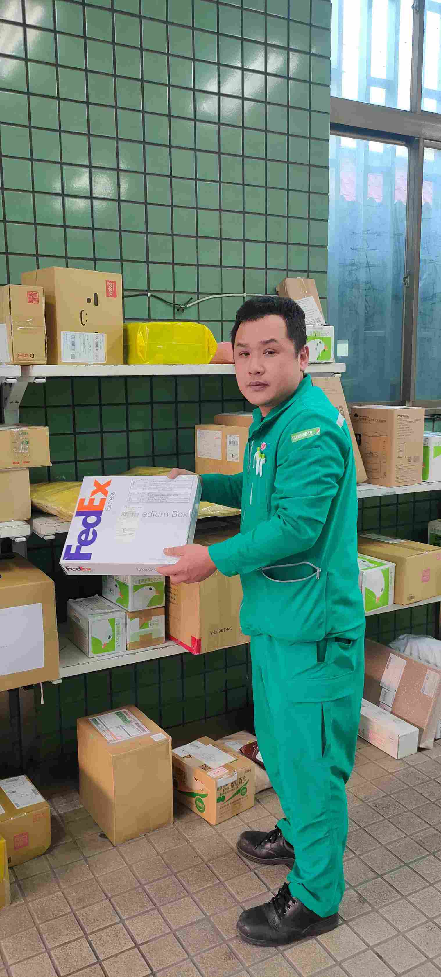 工作期間指派任務善於協調與團隊合作深獲同仁贊同，他的積極參與和無私奉獻使整個單位更加順暢，間接也提升團隊效率。