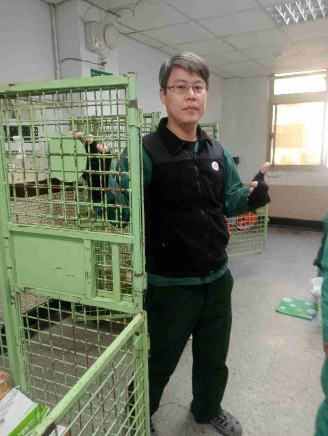 無論是事故郵件或客訴問題的處理，皆能站在合規的立場，用同理心化解客戶因不了解而誤會，迎刃而解、圓滿解決紛爭。