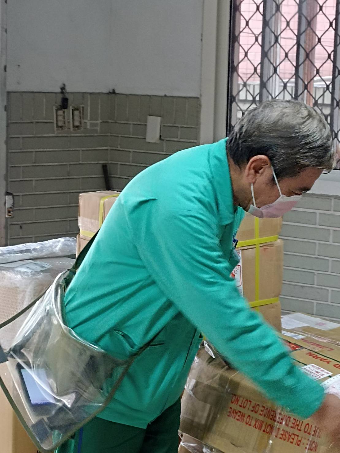 吳員人品端正、做事踏實且工作態度良好，對於所負責之工作均有效率且迅速完成。此外，其每每能在提升整體工作效率方面，提出執行可行性及富有建設性之建議，足為同仁楷模。