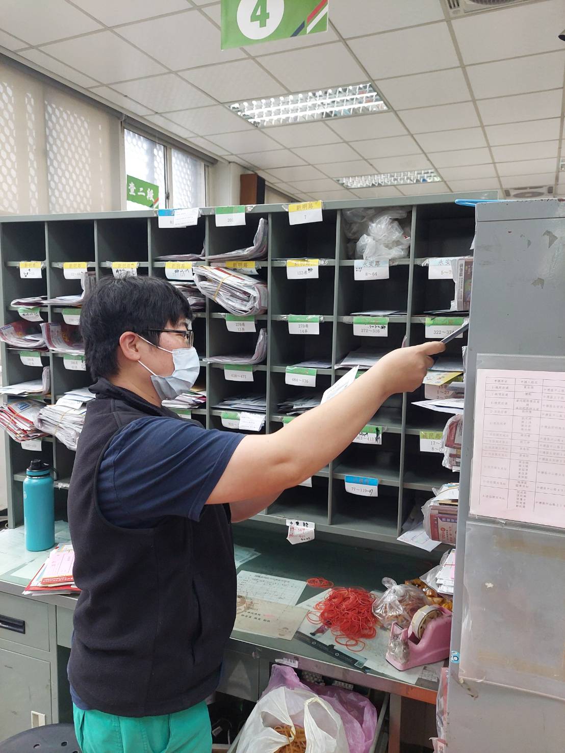 鄧員除能積極完成其投遞任務，對於桃園郵局拔河隊訓練及事務工作，皆能盡力用心安排，凝聚團隊向心，讓本隊參加112年郵政員工運動會拔河運動項目獲亞軍殊榮，殊值嘉獎勉勵。
