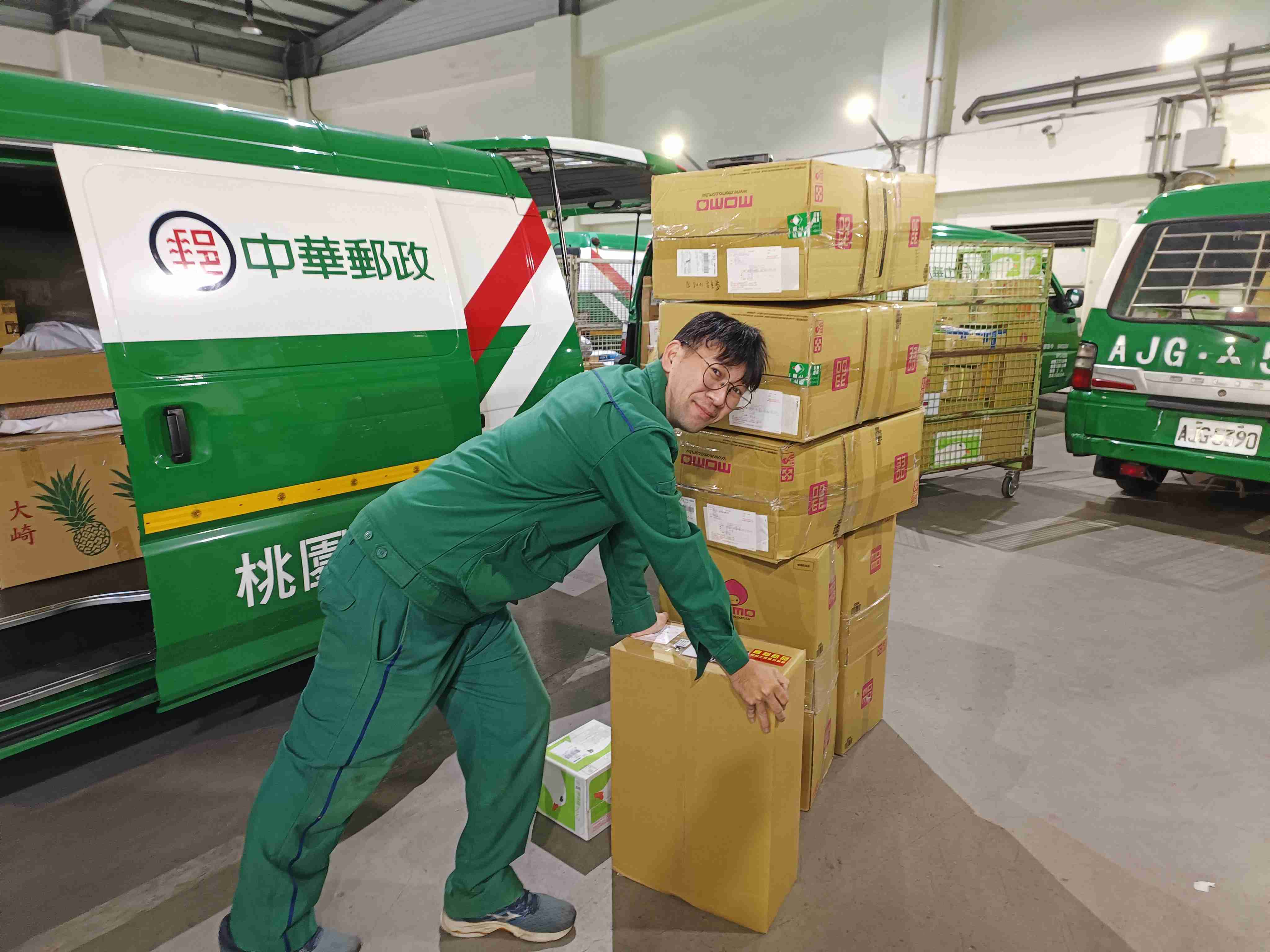 國際快捷包裹郵件每日進口時間約在中午時分，謝員在完成第一班投遞工作後還能主動協助分揀，減輕同仁負擔，足為表率。