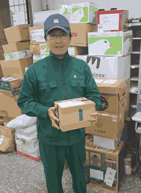 李員於投遞期間服務態度積極認真負責，除能克盡職責完成包裹、快捷郵件投遞工作，對於主管、稽查人員臨時調動上收包裹業務，也能積極主動願意幫忙，對於郵務運作順暢助益匪淺。