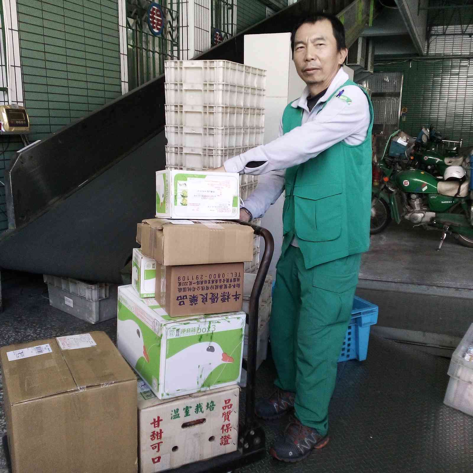 民眾書寫地址錯誤無法投遞的郵件，范員總是能努力的試投讓信件順利送到客戶手中，足為投遞同仁效法。