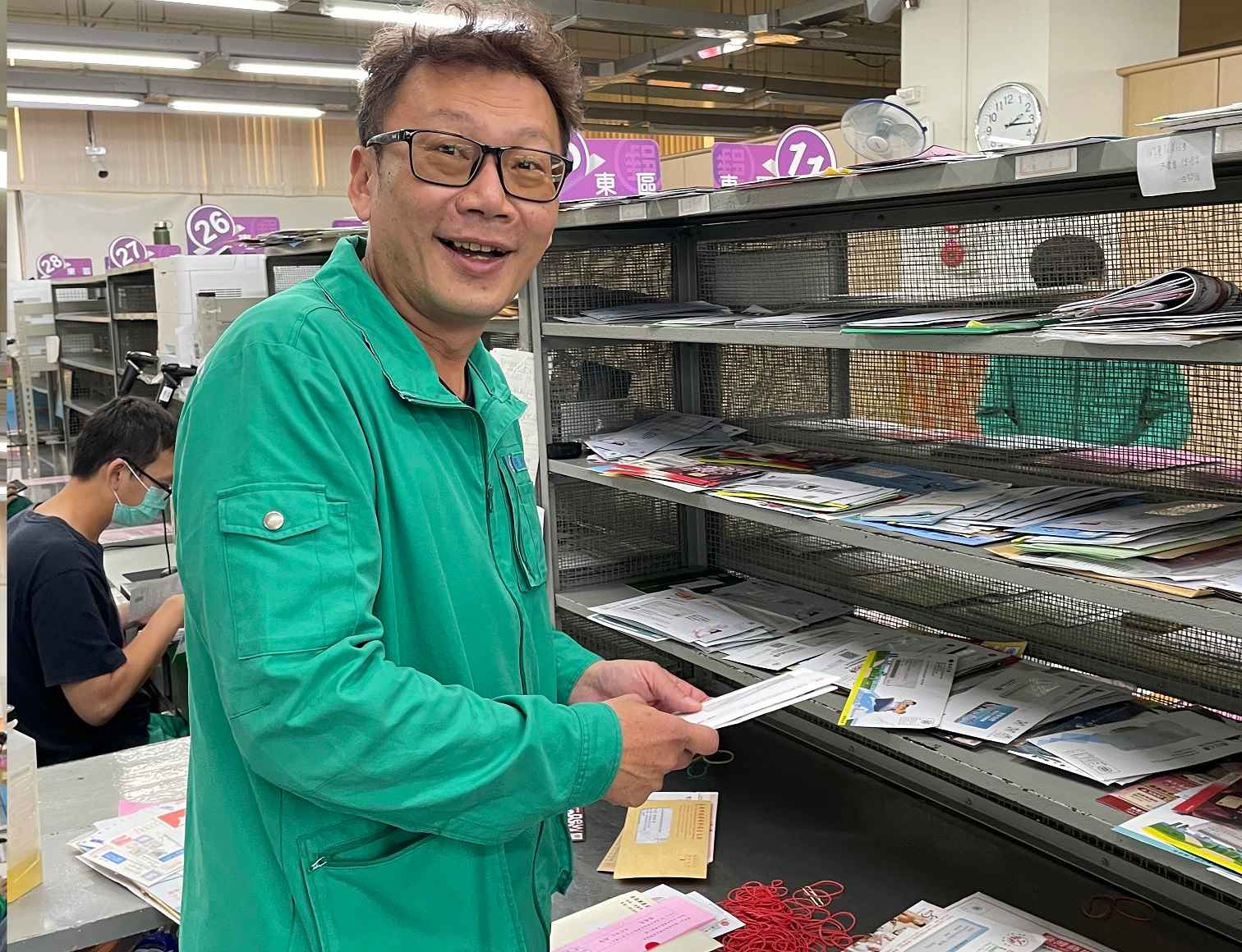 平日工作積極認真配合度極佳，亦獲客戶來函讚譽，整體表現特優，足為投遞人員之楷模，值得表揚。
