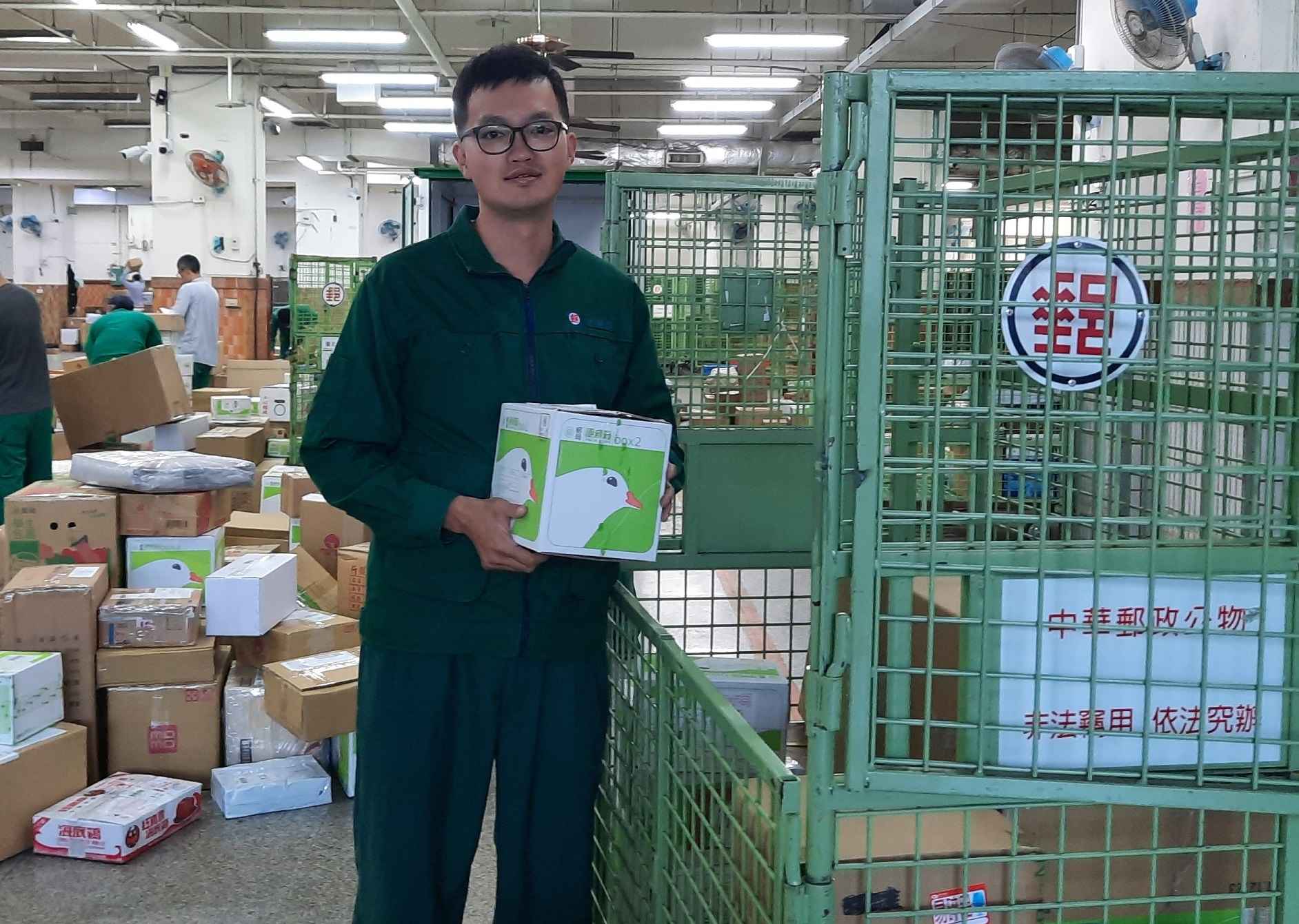 對客戶服務親切、態度和善，收件人要求回頭再投郵件時，皆能積極配合即時滿足客戶的需求，其認真的做事態度，有效提升投遞服務品質，更因親切貼心的服務屢獲客戶來電讚譽。