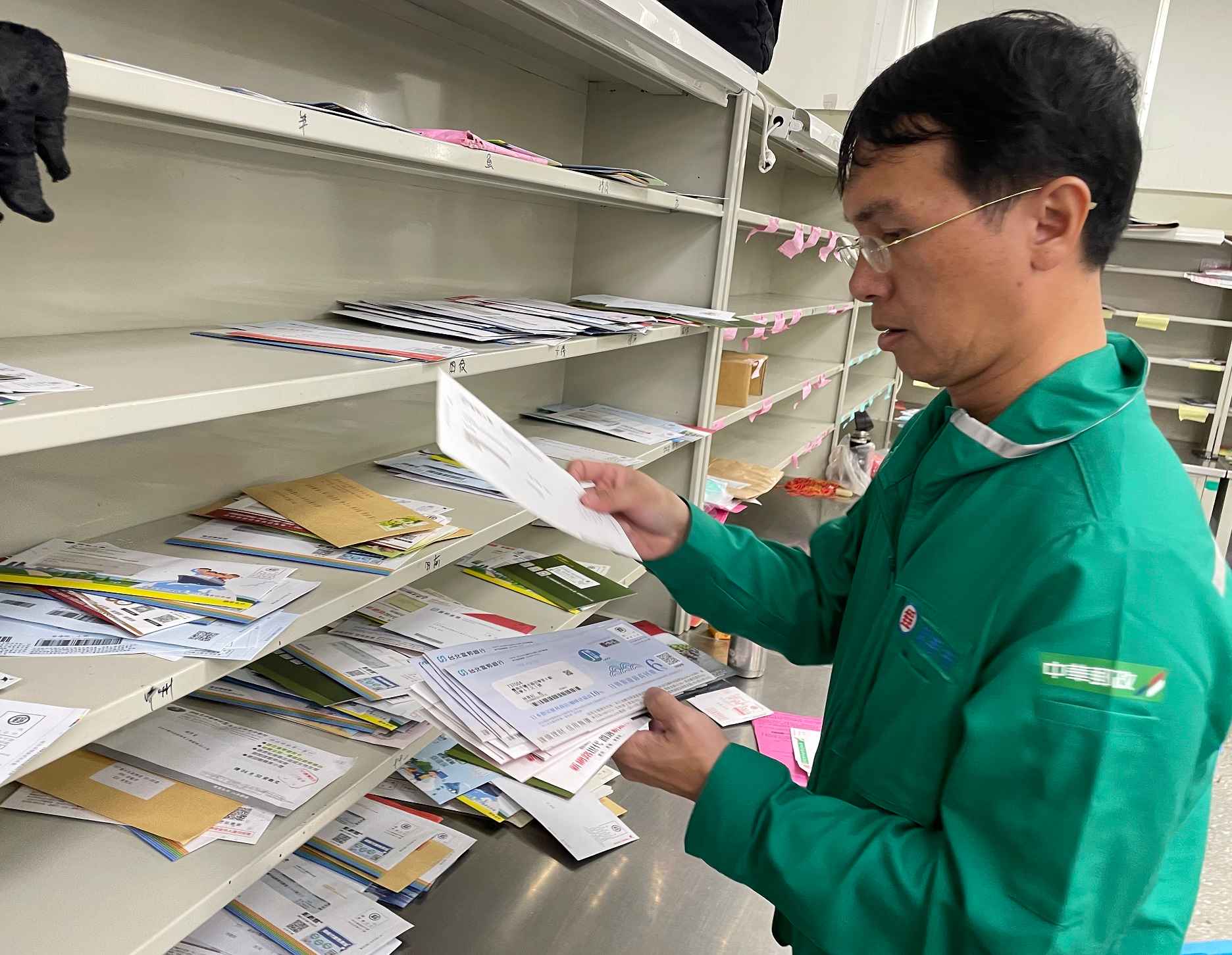 常於完成自己本份工作之餘協助同仁排信，使同仁能盡早完成工作不致增添逾時工作時數