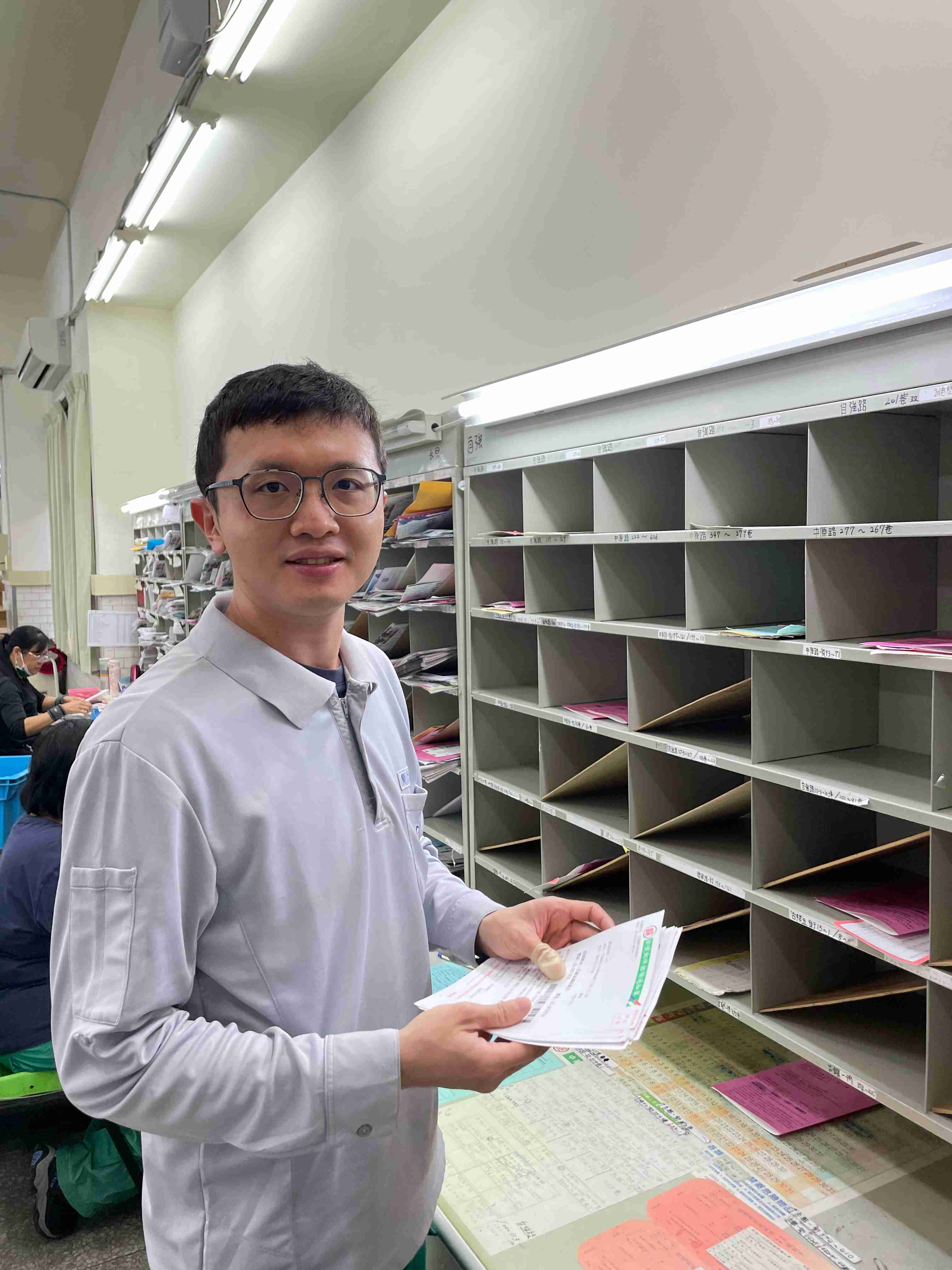 工作認真負責，投遞品質、服務態度良好親切，從未遭客人投訴，深受轄區民眾喜愛。