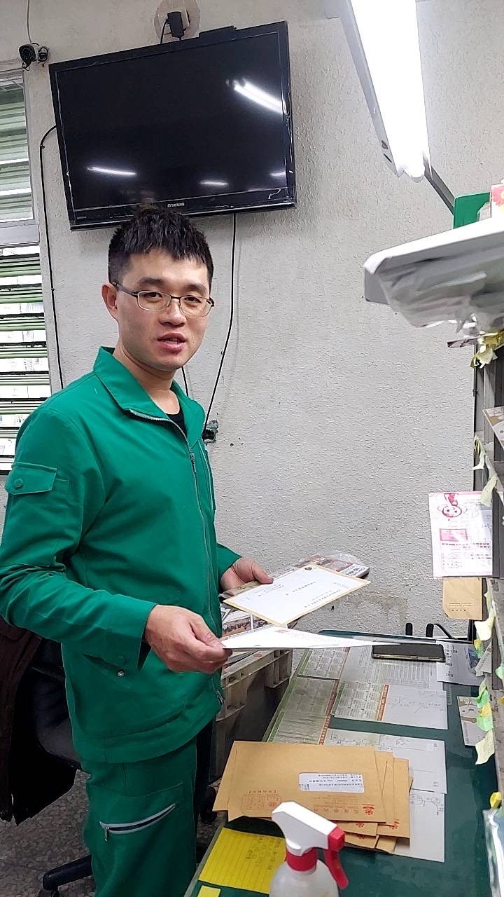 於投遞工作期間態度親切，對年長者備至關懷，事蹟屢獲本地居民肯定。
