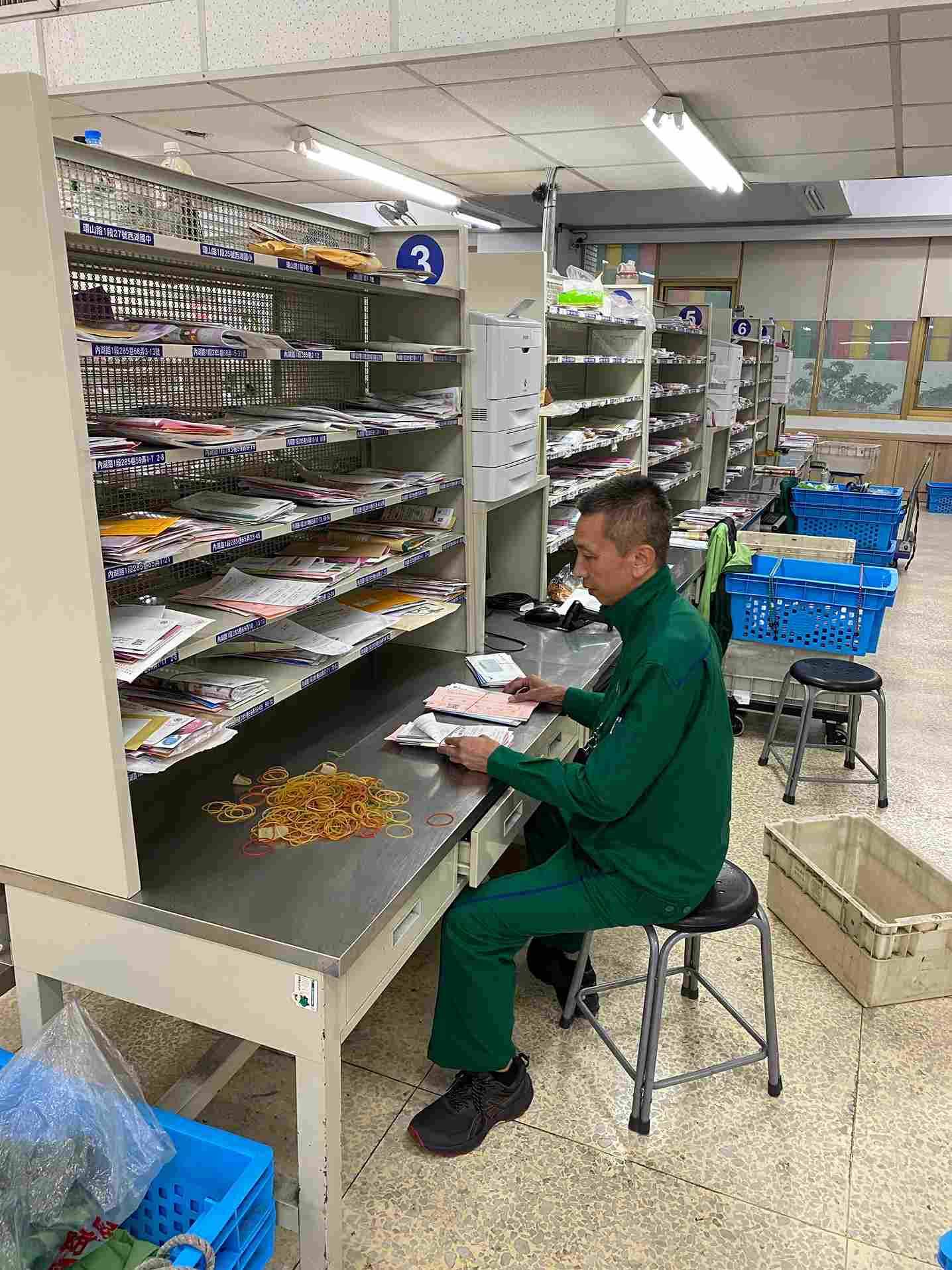 主動參與本股各項核配業績推廣活動，並適時提供想法，增裕營收與績效。另分享日常各類工作面臨各項問題，將業務與實務及政策連結，提供主管思維方向，改善作業環節，提升效能，具團隊精神，讓服務更貼近顧客。