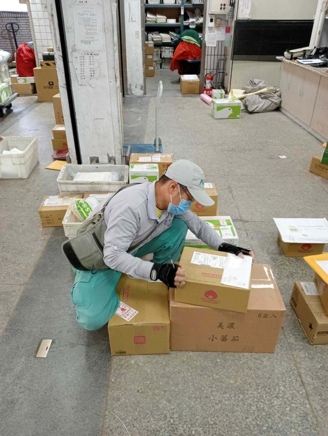 對於地址欠詳或有誤之郵件會多方面試投或詢問，力求每個郵件皆能順利妥投，可為同仁學習之榜樣。