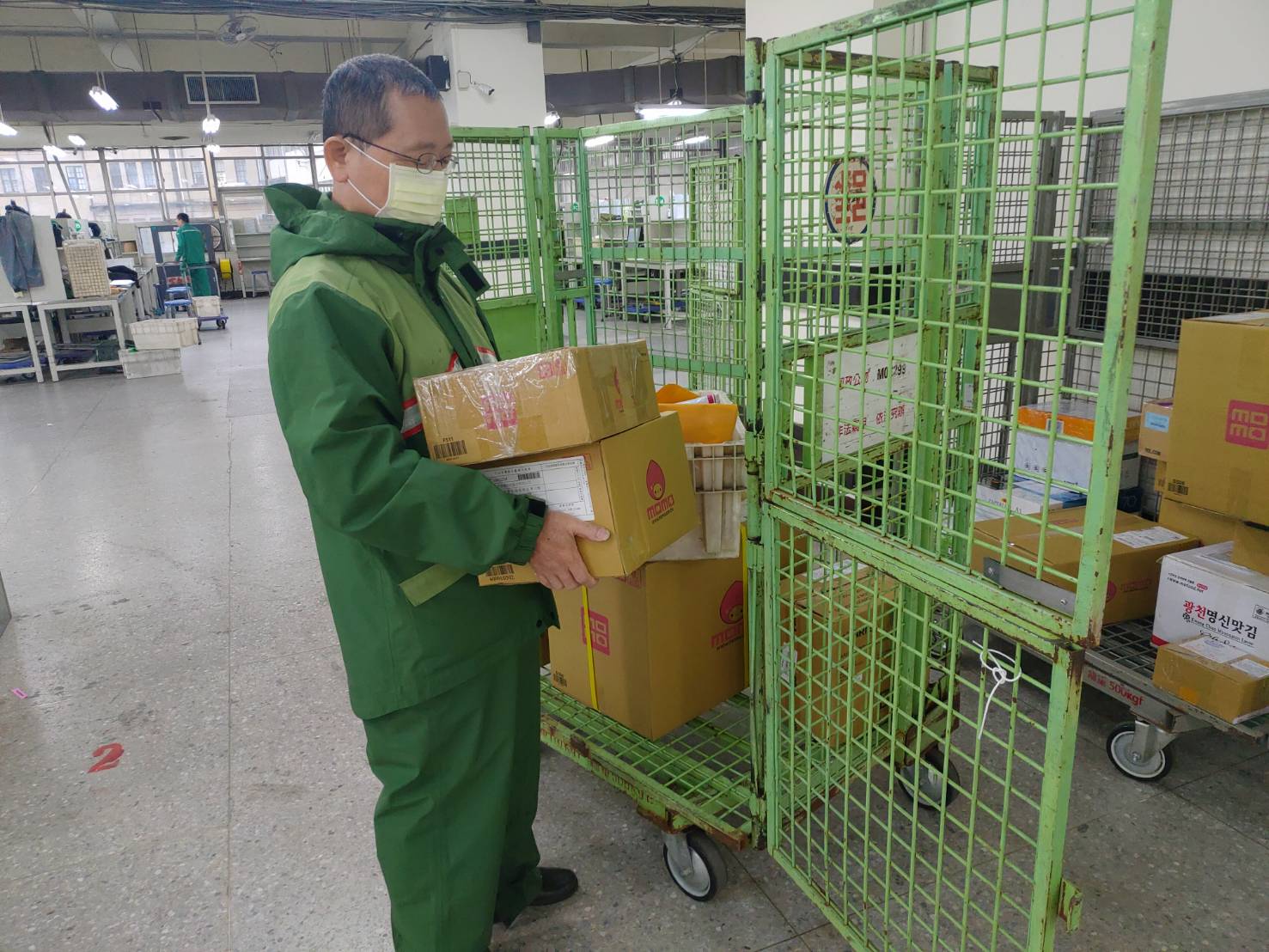 克盡職責完成主管交辦之任務，對臨時性任務絕不推諉，積極任事。擔任標單專檯時，謹慎作業從無疏漏。
