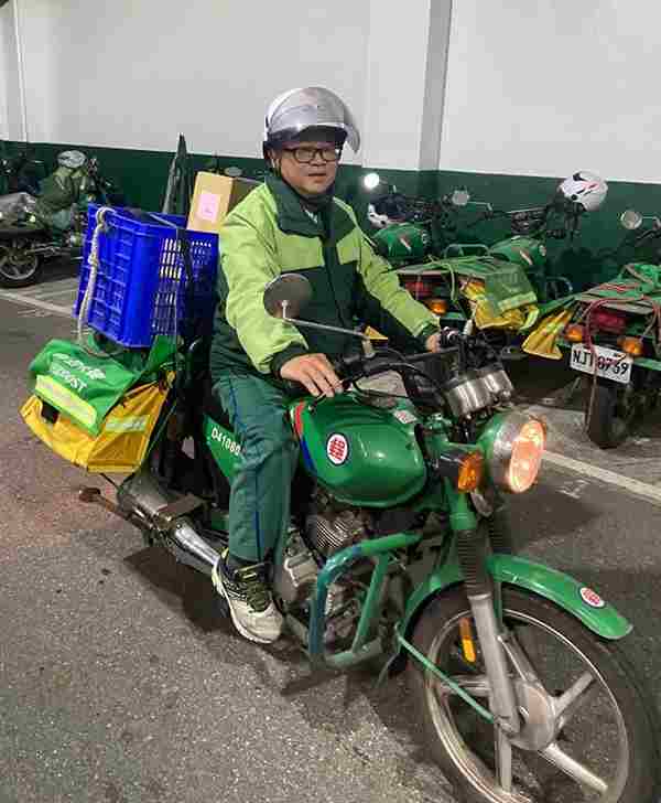 劉員值勤上樓投遞時，在樓梯間遇該樓層住戶年長者買菜提重物，會主動幫忙提至長者家門口；遇年長者或行動不便者，會幫忙把包裹搬進屋內適當位子，屢獲長者之家人來電感謝，有效提升親民郵局形象。