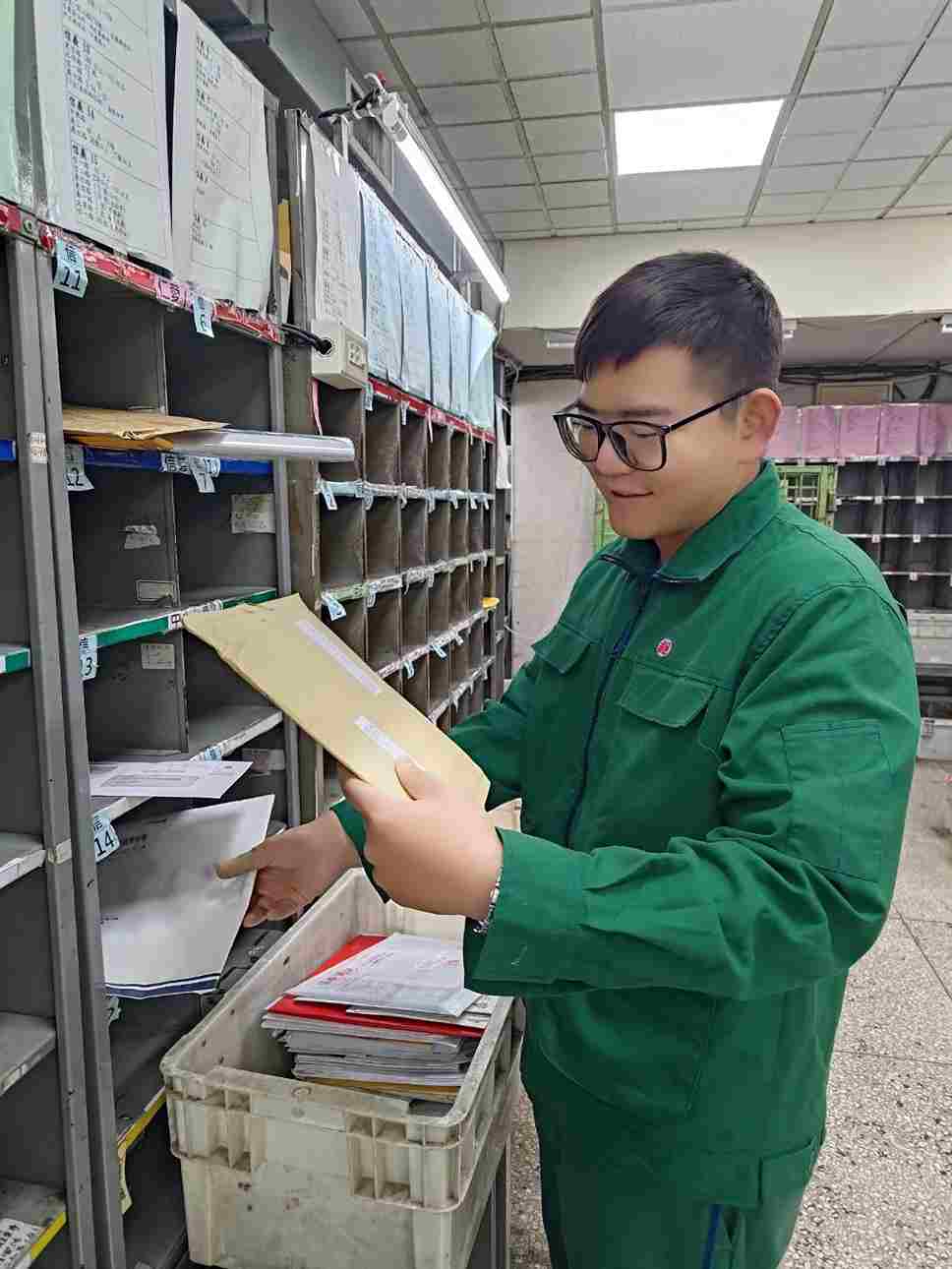 待人誠懇、個性溫和，同仁如因請假也主動配合協投、調班或代班，任勞任怨有效促進股內和諧。