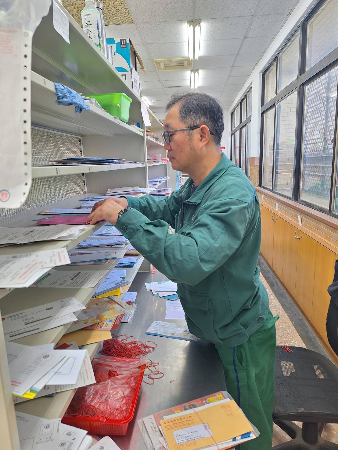 本局多數區段位處鄉村，於投遞時經常關懷獨居長者，除給予長輩實質的關心外，更提升郵局正面形象。