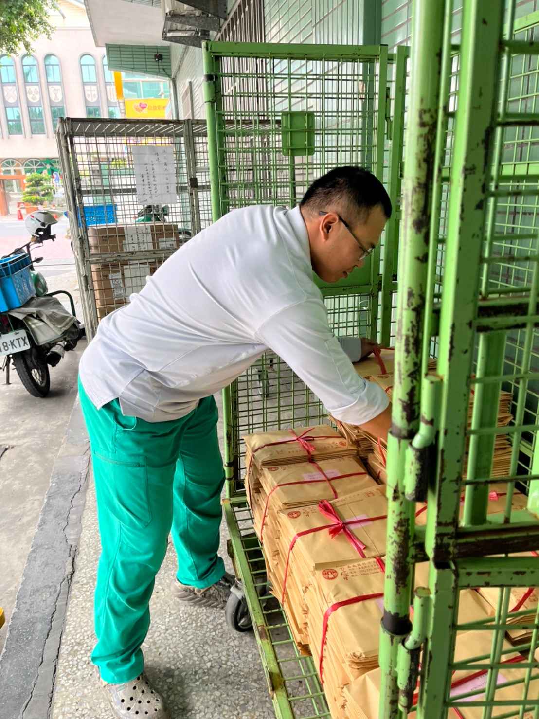 投遞中與顧客互動良好，服務品質優良，對於郵務稽查指派工作調度配合度高，與同仁相處融洽，熱心助人，人緣極佳。