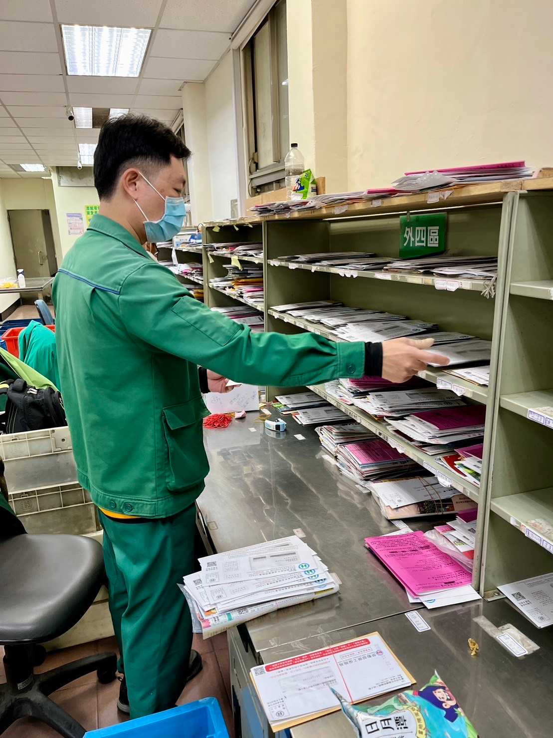 新進同仁進局見習及後續工作期間，非常盡職輔導新進人員，主動無私之精神深獲主管及同仁肯定。