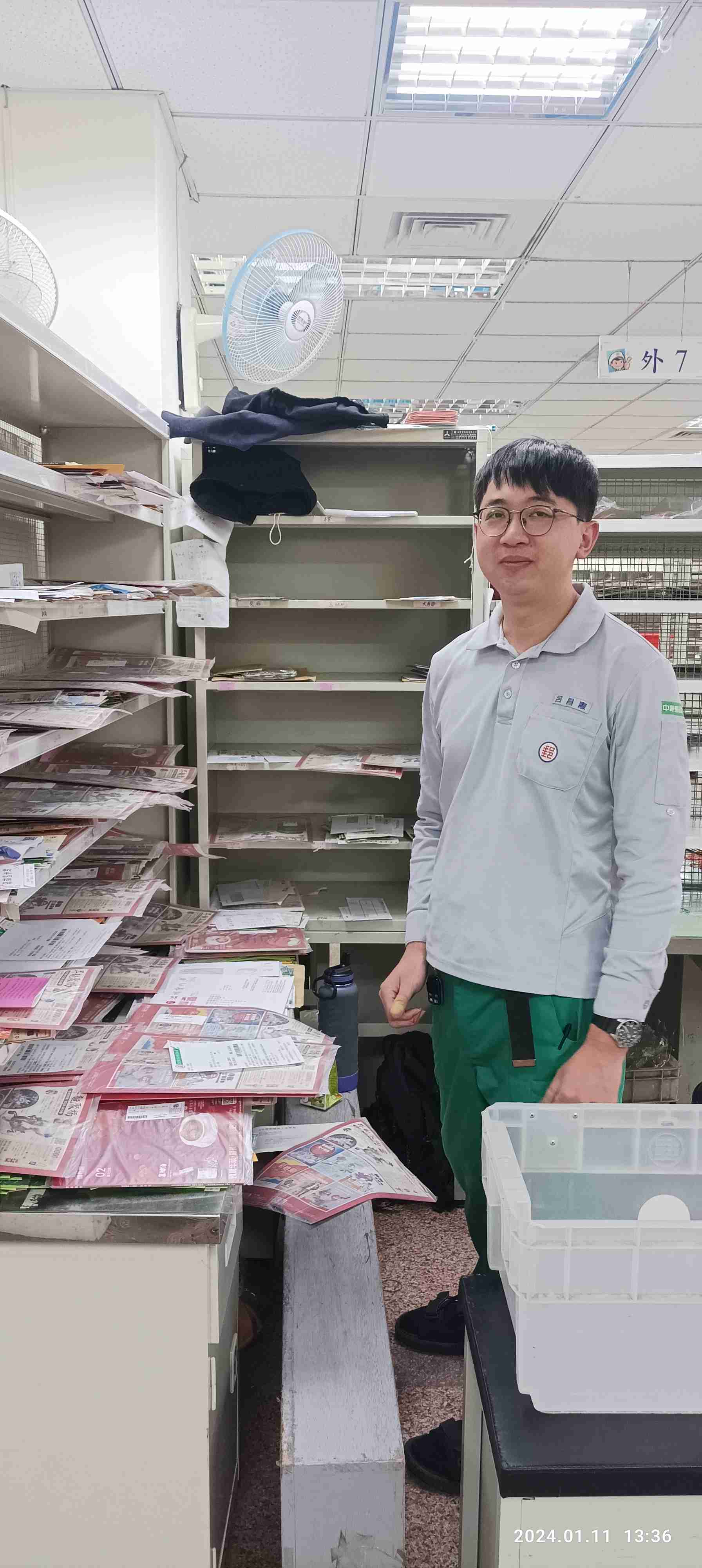 與同事相處和睦，當逢郵件大量時，主動協助新進同仁整理郵件。