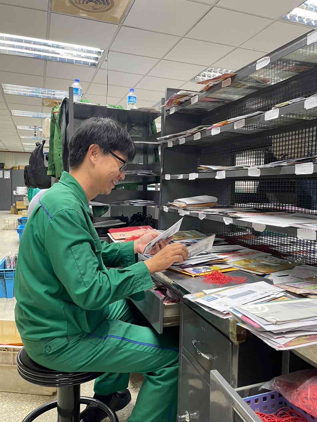 身兼混投段及快包段投遞與開拆台工作，態度積極認真，工作技能嫻熟、妥投率高。