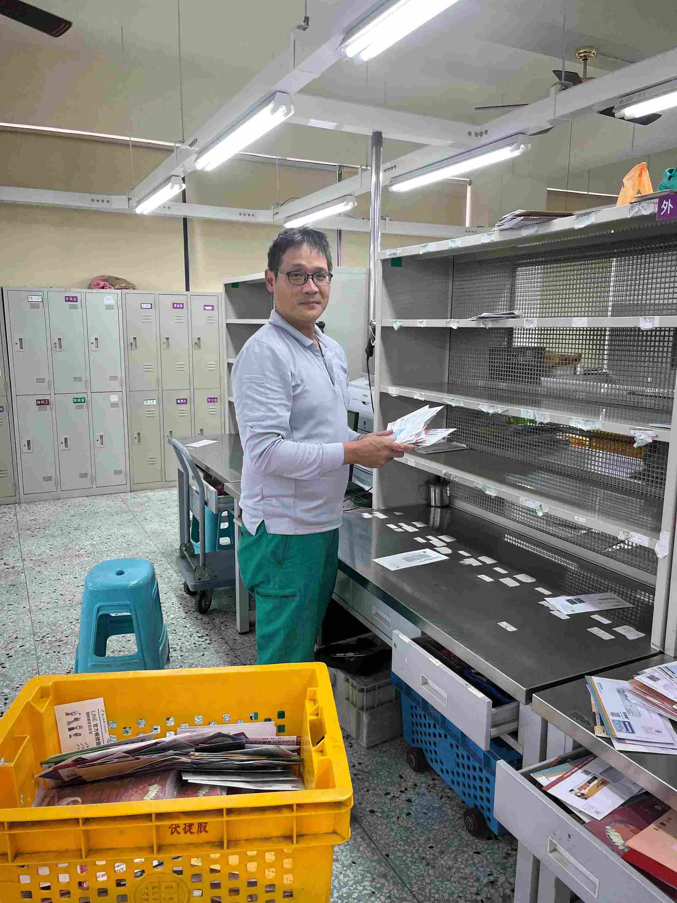待人誠懇，工作任勞任怨，同仁臨時請假亦能主動配合調度代班。熱心助人，經常主動幫助同仁，尤其對新進人員工作上或生活上更是愛護有加，讓同仁能儘速進入狀況。