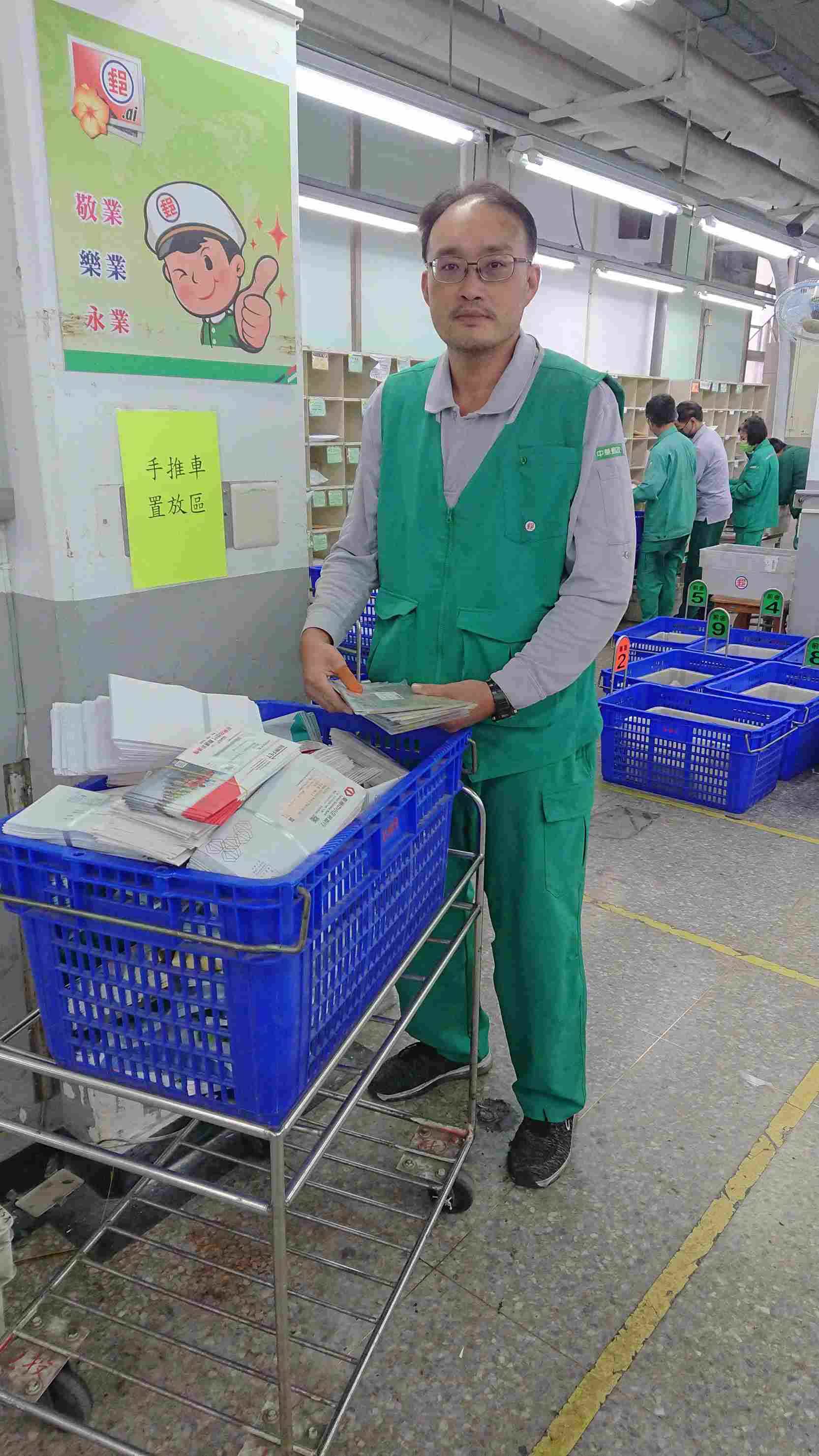 主動關懷轄區獨居長者，於投遞工作中就近噓寒問暖，深獲長者讚賞。