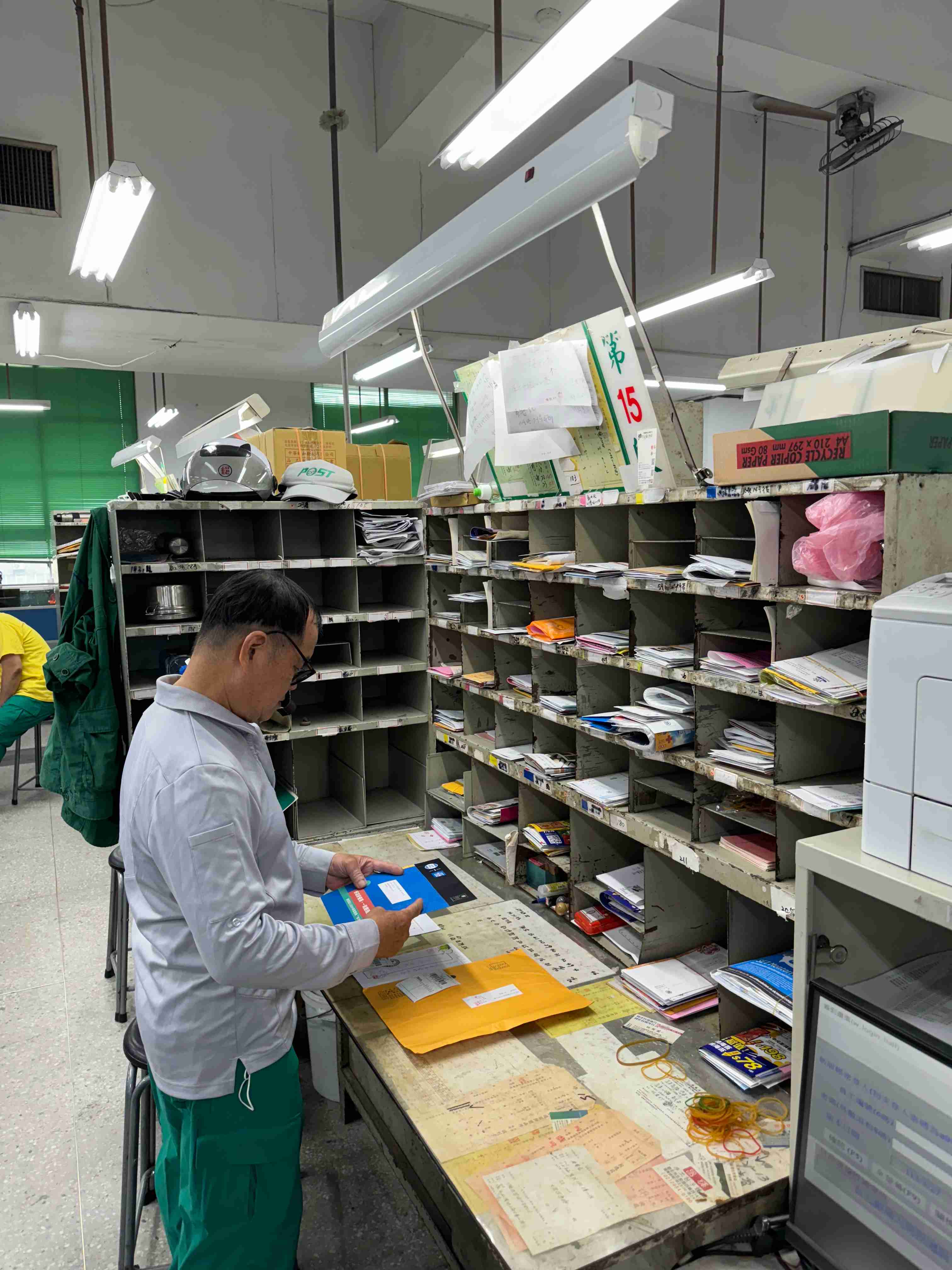 配合各項責任績效重點業務項目，如掛號2投郵件交寄i郵箱，購買i郵購商品(全聯禮券1萬元、南化農會愛文芒果訂購5箱)及visa卡刷卡業績，積極推展郵票冊4本表現皆為突出。