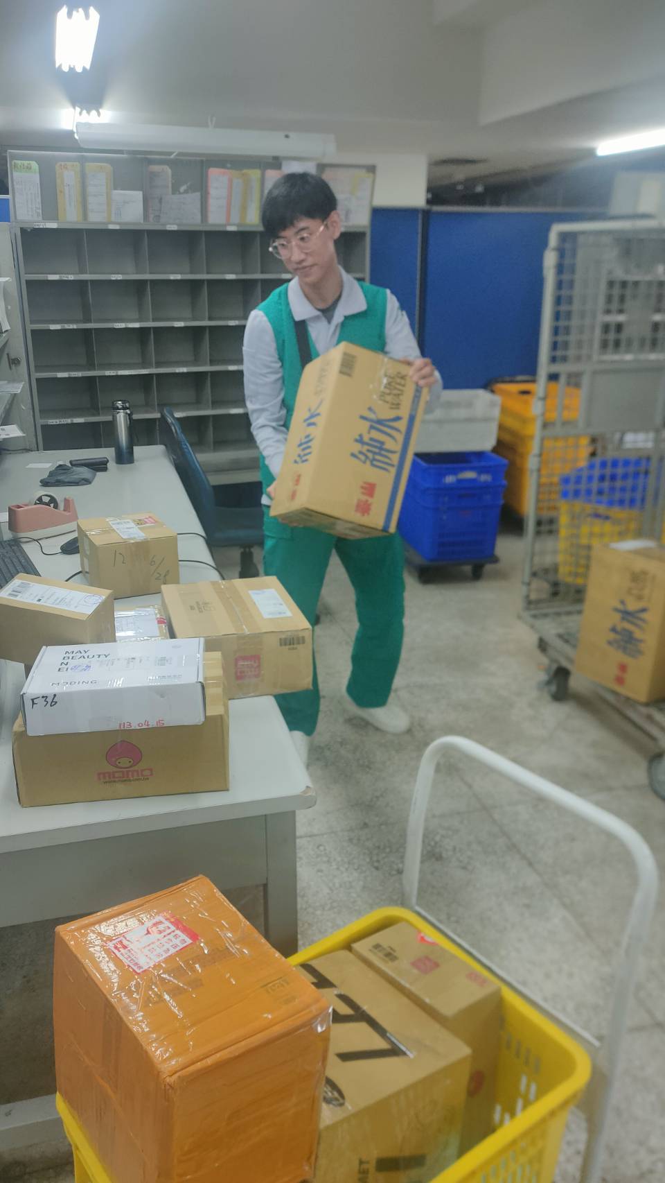 防疫期間協助載運口罩、酒精等防疫物資。