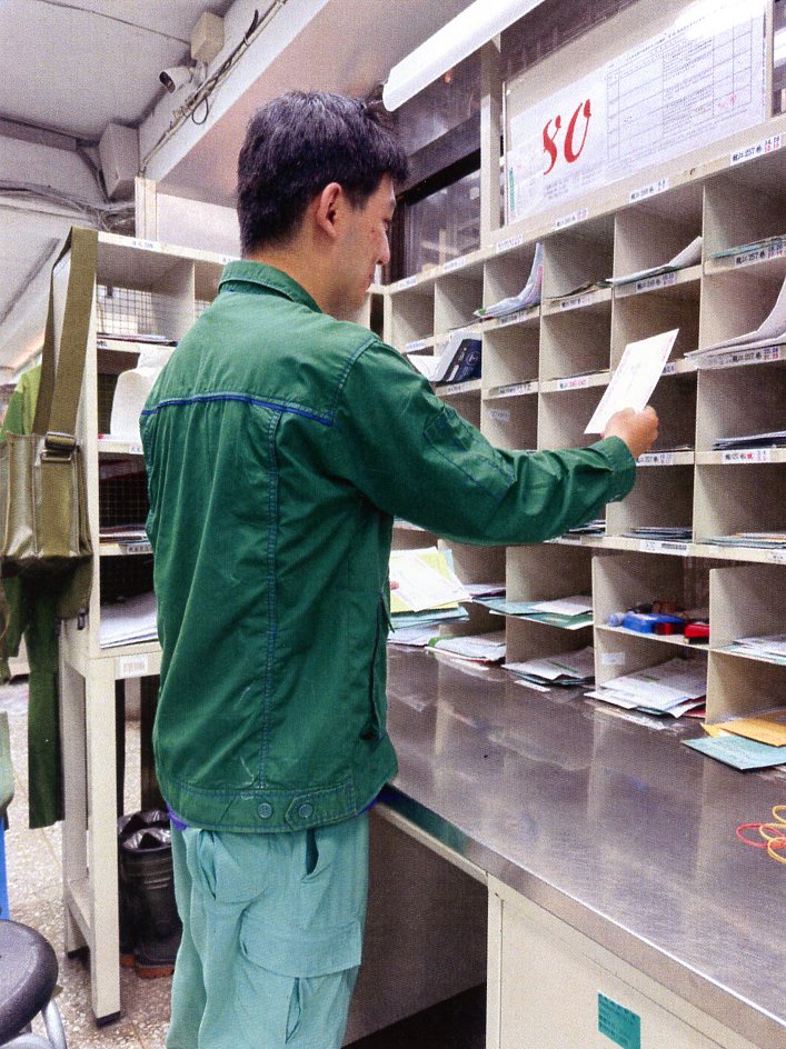 工作態度積極，默默做事不強功，對於主管所交付任務戮力達成，配合主管調度值勤，使投遞工作順利執行。