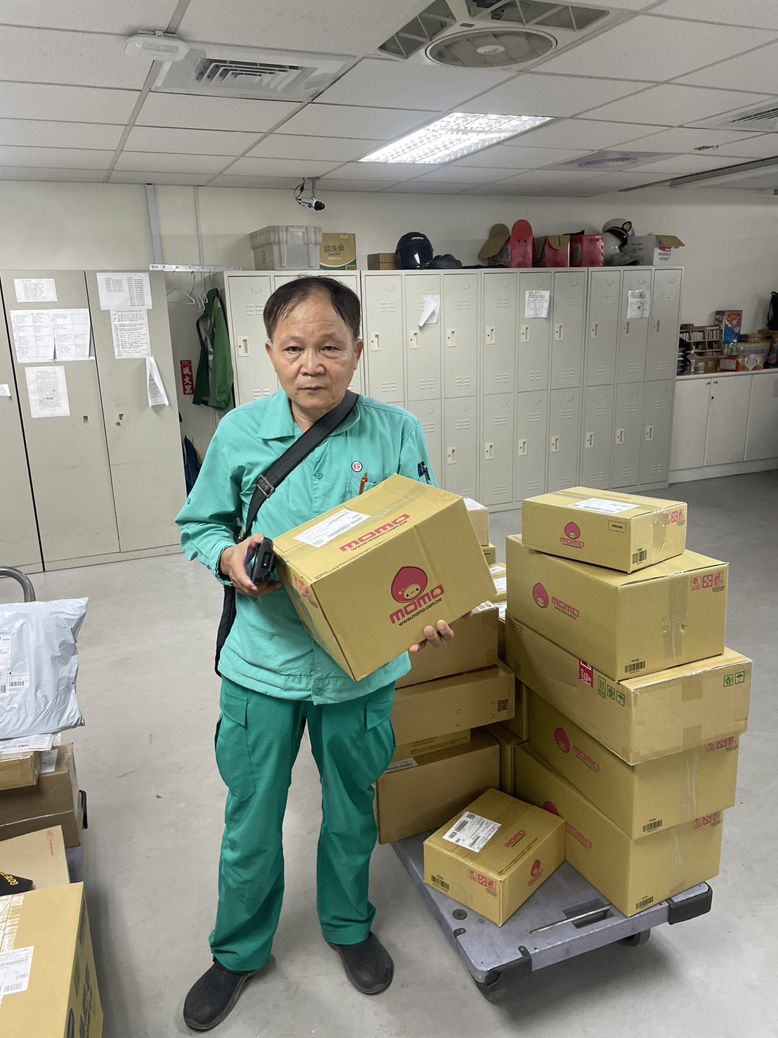 積極配合推展壽險業務，個人招攬之壽險業績，為全股最優，足資全體郵務同仁之楷模。