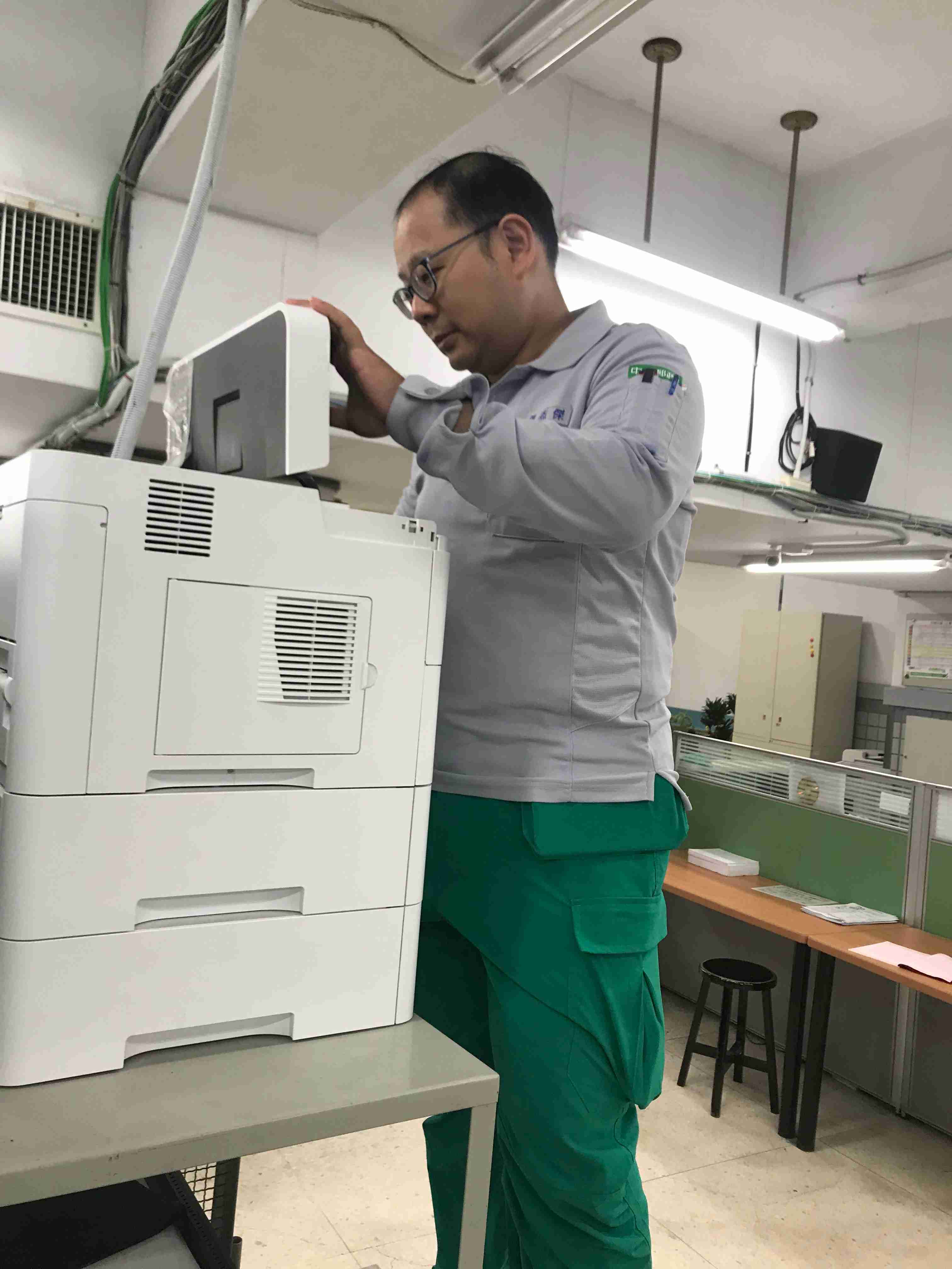 張員主動招攬商機，弘軒會計師事務所交寄之國內快捷120件，在張員通報下，由本股迅速完成上收，獲顧客好評並增裕營收。